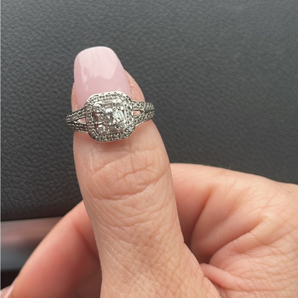 Dazzling white gold diamond  Women's Ring with Intricate Detailing
